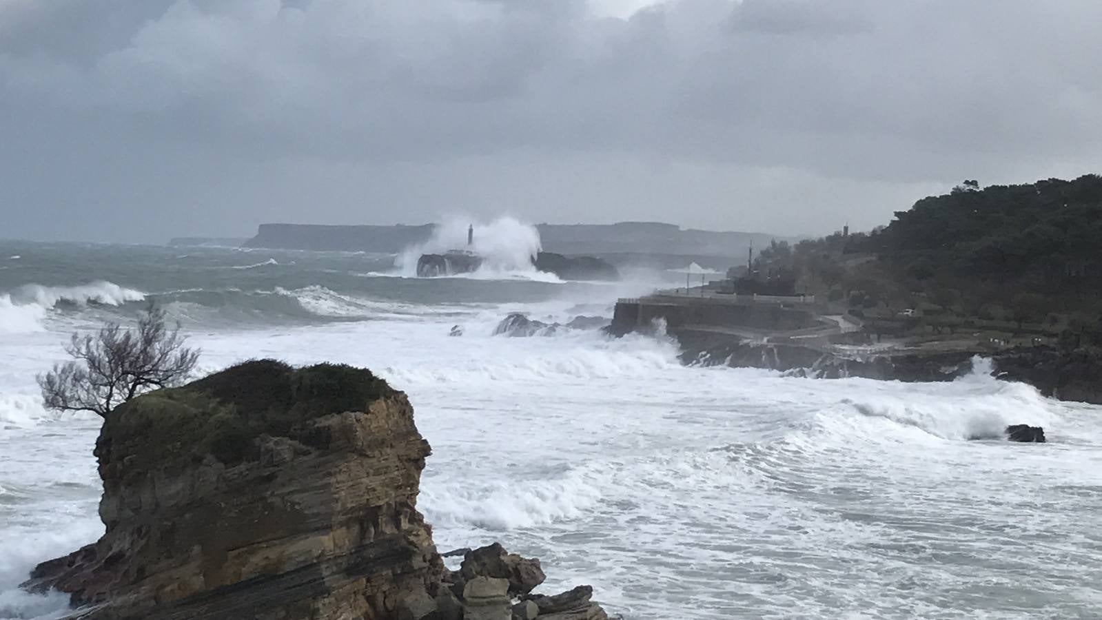 La borrasca 'Bruno' ha llegado esta noche a Cantabria con vientos de más de 100 km/hora y olas que han superado los 10 metros.