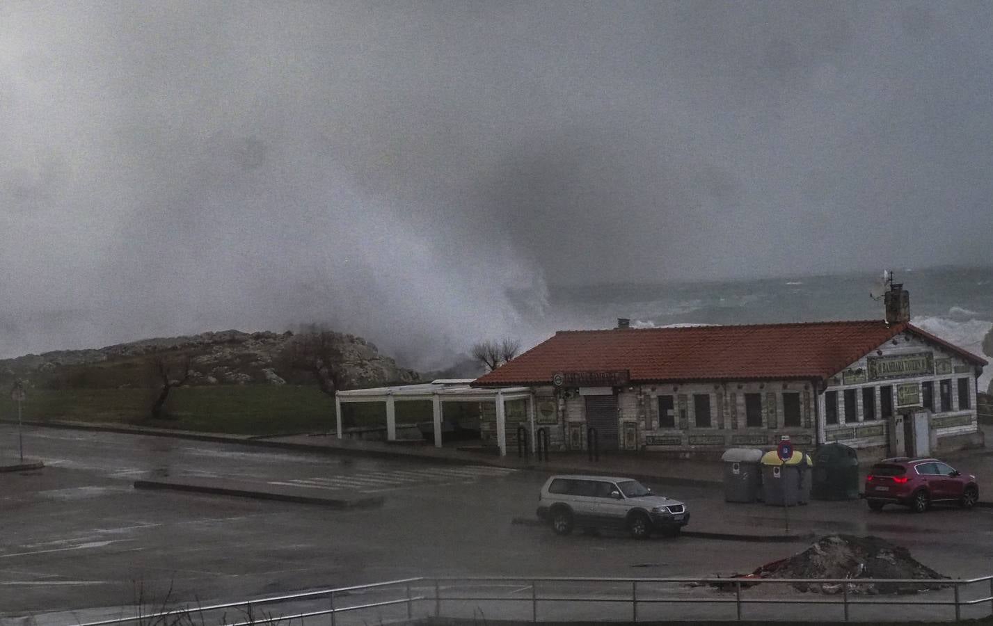 La borrasca 'Bruno' ha llegado esta noche a Cantabria con vientos de más de 100 km/hora y olas que han superado los 10 metros.