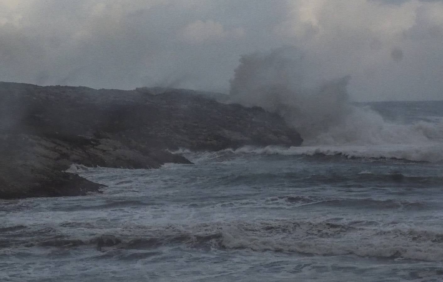 La borrasca 'Bruno' ha llegado esta noche a Cantabria con vientos de más de 100 km/hora y olas que han superado los 10 metros.