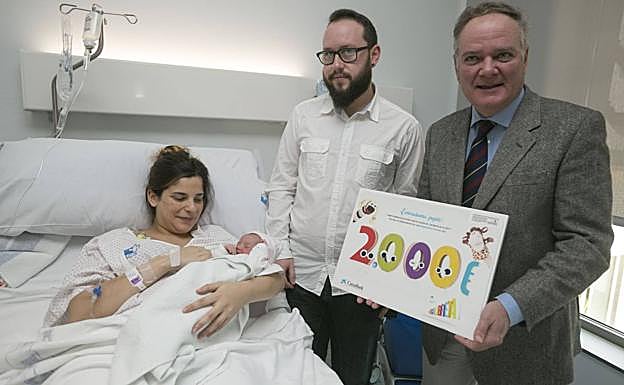 CaixaBank volverá a entregar al primer bebé cántabro de 2018 una libreta con 2.000 euros