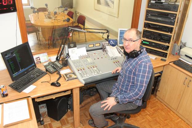 El locutor Mon Fernández, en Radio Tres Mares. 