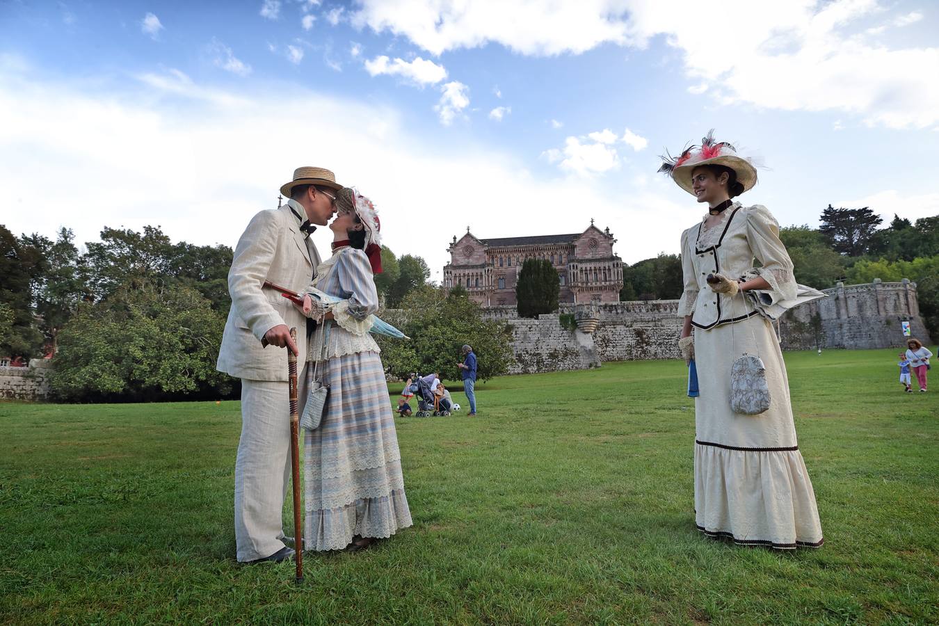 A buen seguro, el Palacio de Sobrellano tuvo frente sí a protagonistas ataviados como en esta imagen que recrea el estilo de los indianos. 