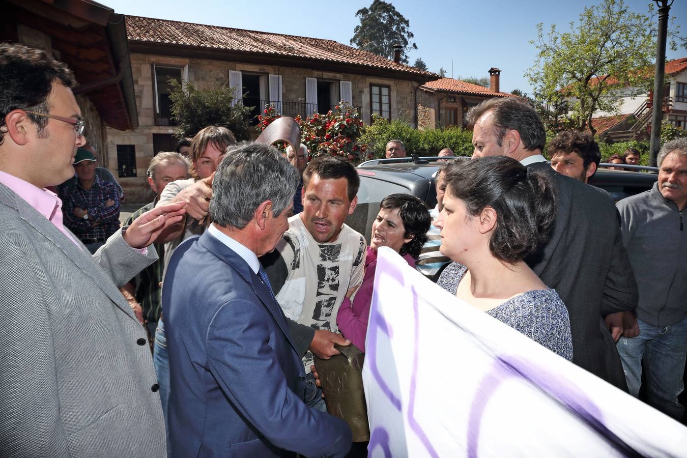 Unos 40 ganaderos procedentes de distintos puntos de la geografía cántabra, aunque la mayoría del valle de Cabuérniga, increparon al presidente cántabro, Miguel Ángel Revilla, durante la inauguración de una biblioteca rehabilitada en Ruente. 