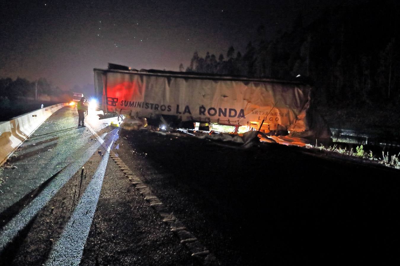 Un accidente entre dos camiones en la A-8, a la altura de Cabezón de la Sal provocó un herido leve (uno de los conductores) y retenciones en un tramo de autovía de un kilómetro, aproximadamente, el pasado 21 de diciembre