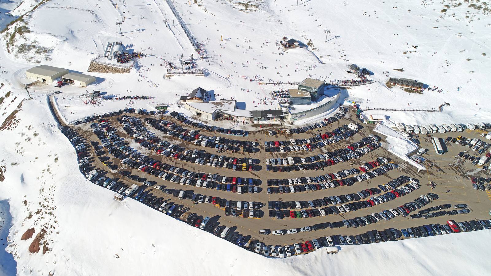 Alto Campoo abrió este año su temporada en el mes de diciembre. La estación se puede ver en esta imagen desde una perspectiva poco habitual