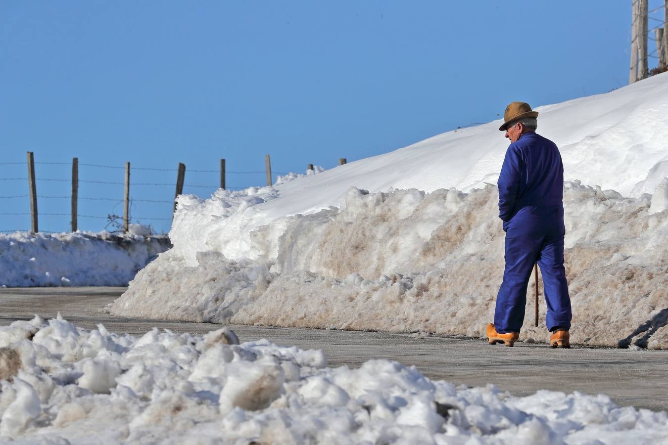 Hay quien no se asusta cuando caen unos copos de nieve. Con unas buenas albarcas, no hay camino que se resista