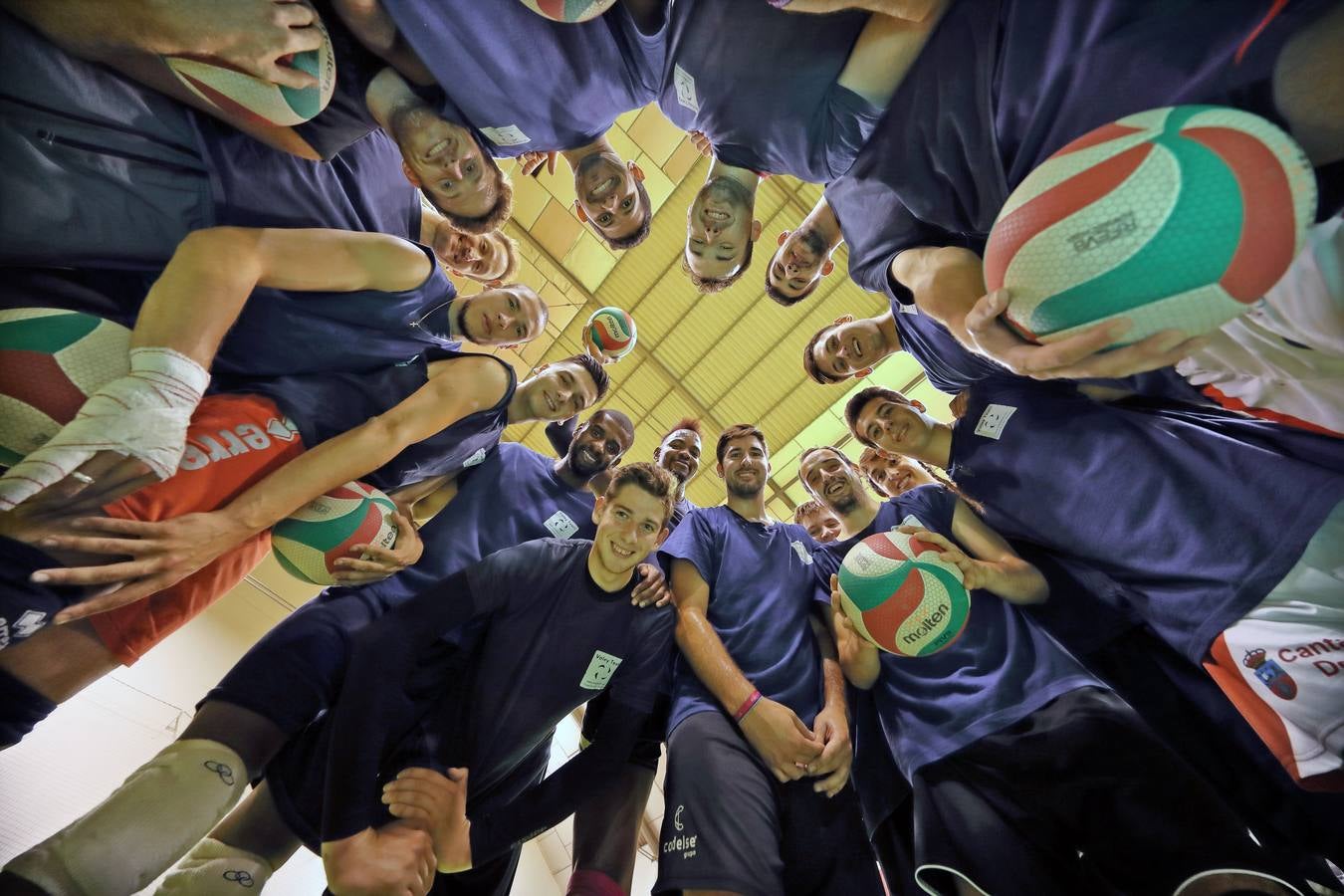 Una sonriente imagen de los jugadores del equipo de voleibol Textil Santanderina