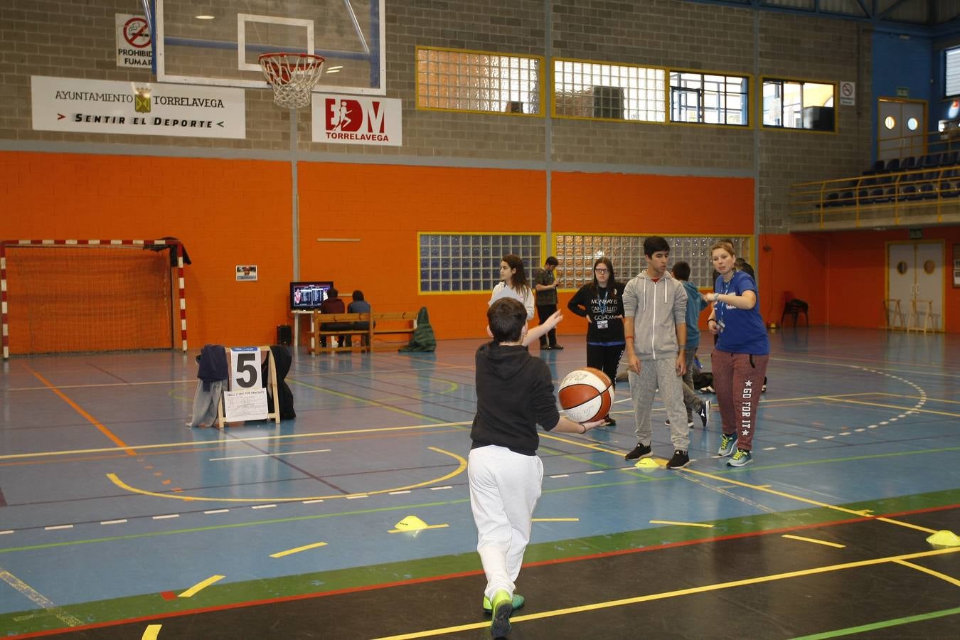 Una fiesta del baloncesto con fines solidarios, organizada por el SOAM y la Casa de los Muchachos de la Fundación Amigó en Torrelavega, con el objetivo de transformar el futuro de cientos de niños y jóvenes en situación de vulnerabilidad en la República Dominicana y Colombia.