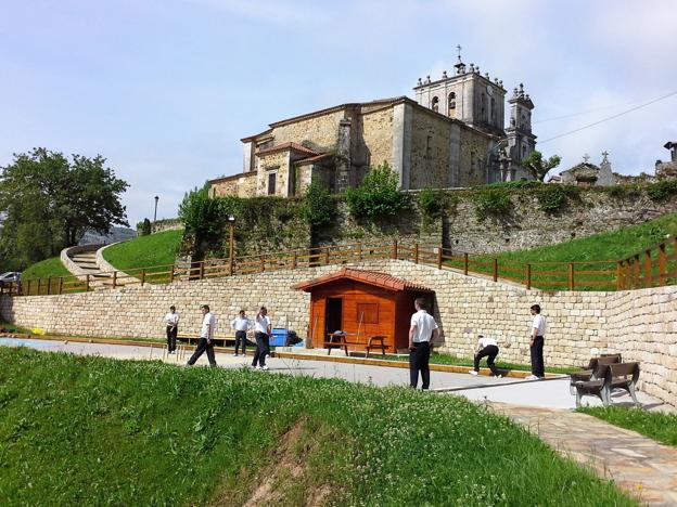 Integrantes de la Peña Bolística de Miera juegan junto a la Iglesia de Santa María en La Cárcoba (antiguo pueblo de Miera) 