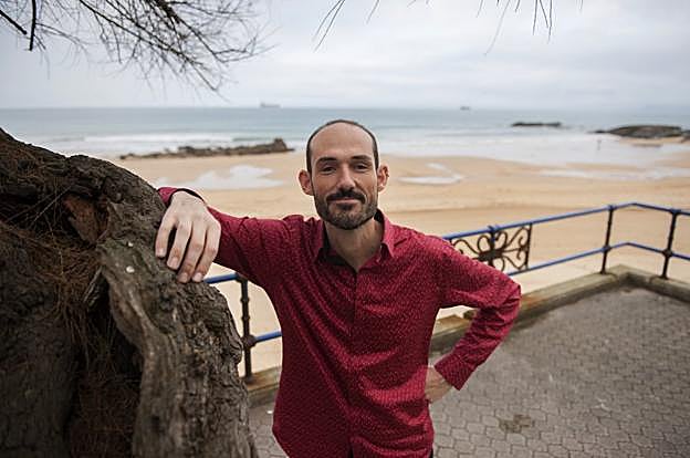 Mazarrasa posa durante un paseo matutino por la Primera Playa de El Sardinero.