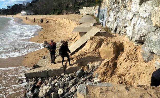 El temporal marítimo de Año Nuevo se ensaña con la playa de La Magdalena