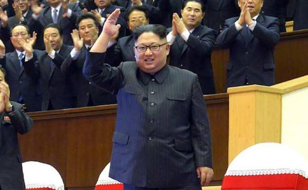 Kim Jong un saluda. 