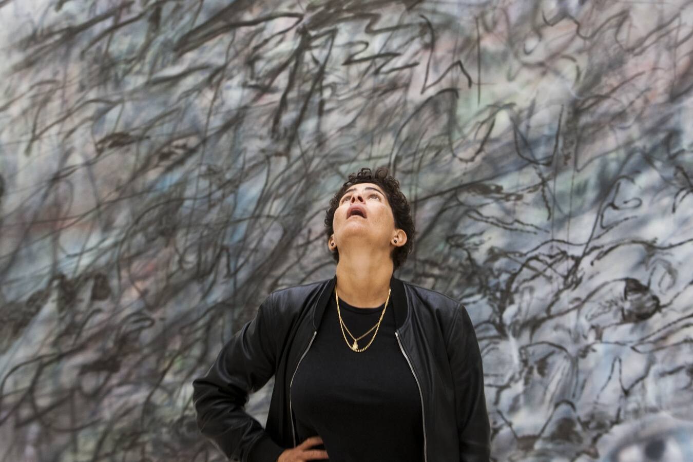 La artista plástica Julie Mehretu enfrentó en el Centro Botín la complejidad y violencia en sus pinturas y dibujos.