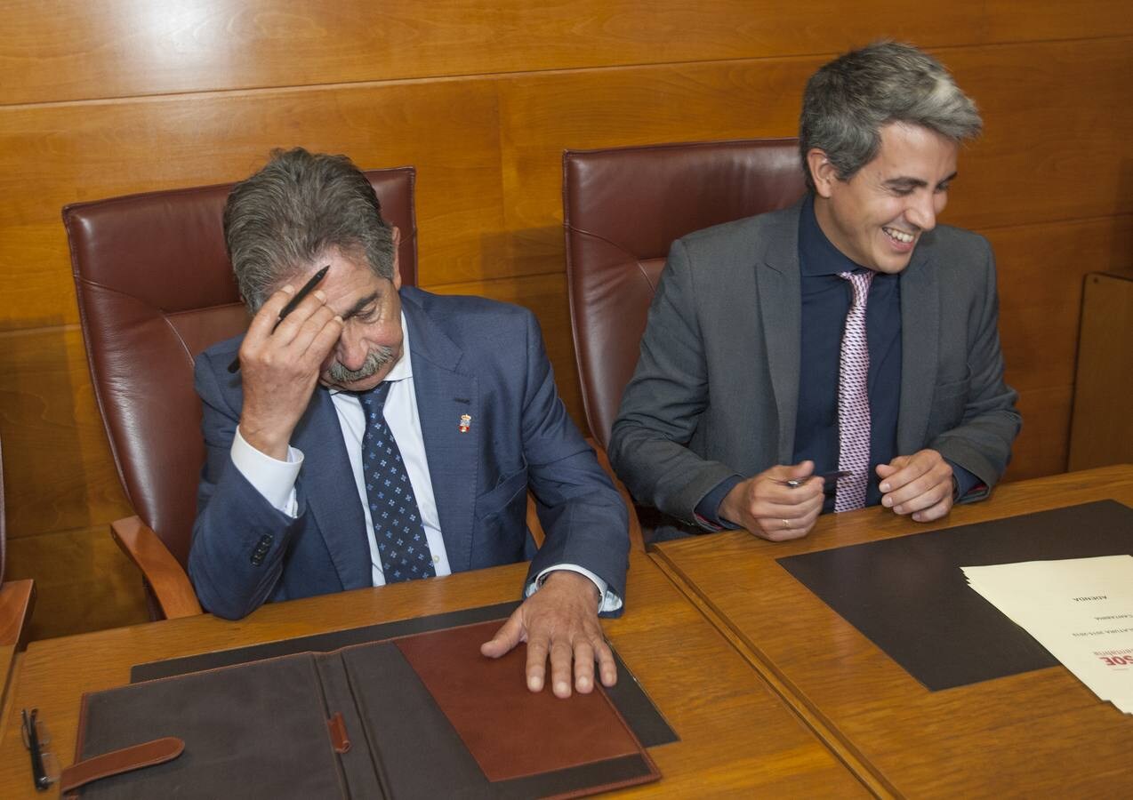 Así fue el momento de la firma del nuevo pacto de gobierno en Cantabria, entre el PRC y el PSOE.