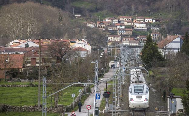 El Alvia, a su paso por Arenas de Iguña. Mejorar la conexión con Madrid es una de las reivindicaciones.