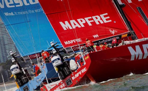 El 'Mapfre', tras la salida de la cuarta etapa en Melbourne. 