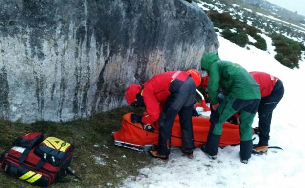 Rescatados dos senderistas de Vitoria heridos al caer por una ladera en Camaleño