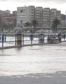 Imagen secundaria 2 - Arriba los trabajos de reparación en La Magdalena y bajo esta imagen las fuertes mareas en Suances y El Sardinero