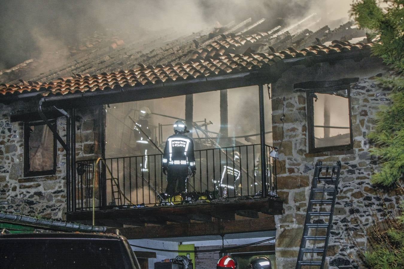 Las llamas ha destruido buena parte de la vivienda en cuyo interior ha aparecido el cuerpo de su propietario de 82 años, ebastián Pellón Gallo un veterano corredor de rallies en Cantabria