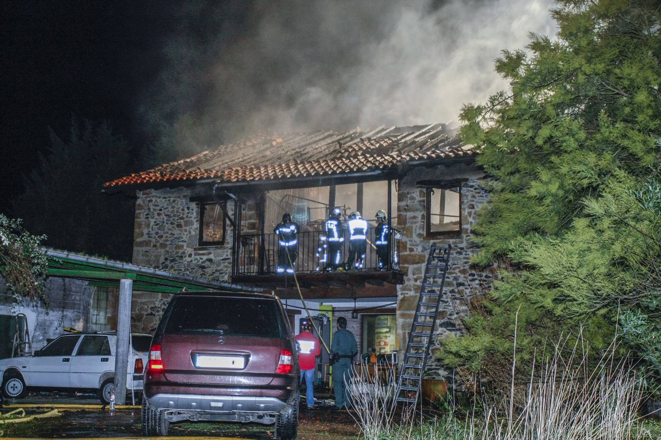 Las llamas ha destruido buena parte de la vivienda en cuyo interior ha aparecido el cuerpo de su propietario de 82 años, ebastián Pellón Gallo un veterano corredor de rallies en Cantabria