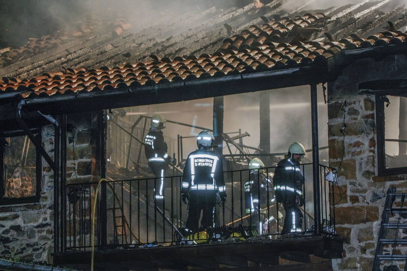 Las llamas ha destruido buena parte de la vivienda en cuyo interior ha aparecido el cuerpo de su propietario de 82 años, ebastián Pellón Gallo un veterano corredor de rallies en Cantabria