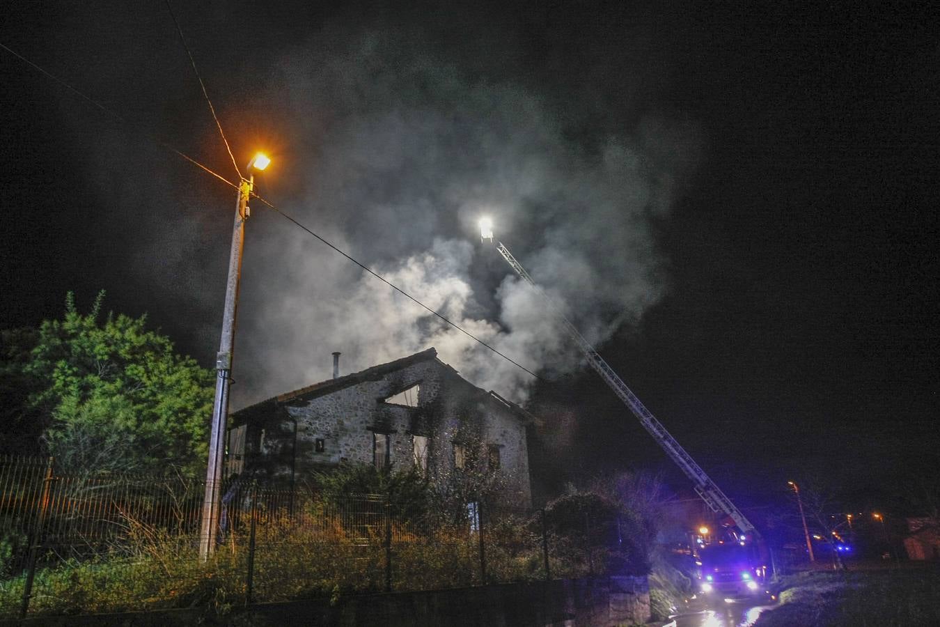 Las llamas ha destruido buena parte de la vivienda en cuyo interior ha aparecido el cuerpo de su propietario de 82 años, ebastián Pellón Gallo un veterano corredor de rallies en Cantabria