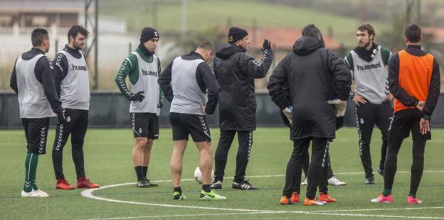 Ángel Viadero da instrucciones a sus futbolistas durante la sesión del martes en La Albericia. 