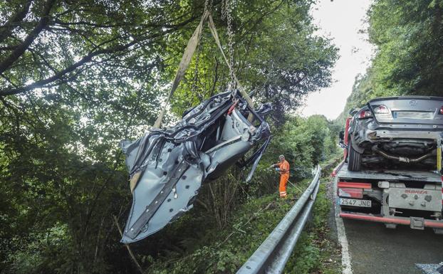 Estado en el que quedó el vehículo que el 8 de octubre se estrelló contra un árbol en Peña Cabarga, accidente que fue mortal.