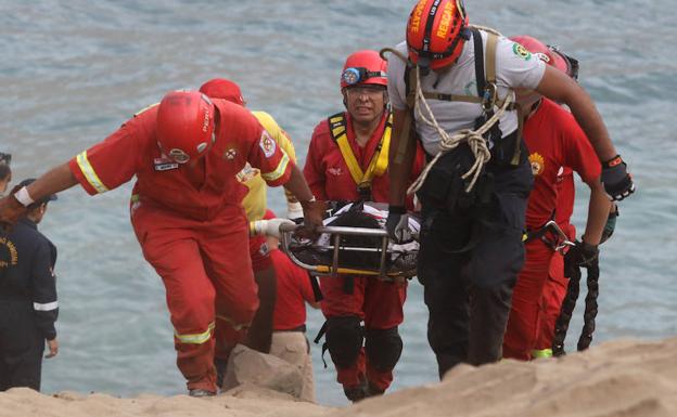 Trasladan uno de los cuerpos de los víctimos del accidente. 