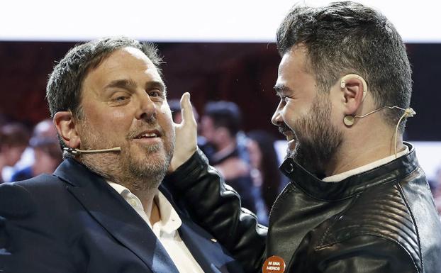 Junqueras (i) se dispone a abrazar a Rufián. 