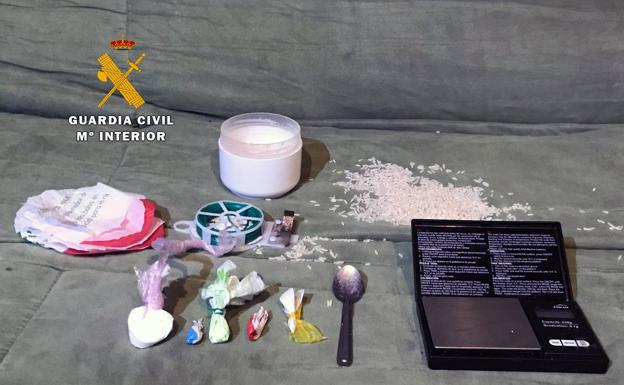 La Guardia Civil encuentra cocaína y marihuana ocultas en un local de alterne de Laredo