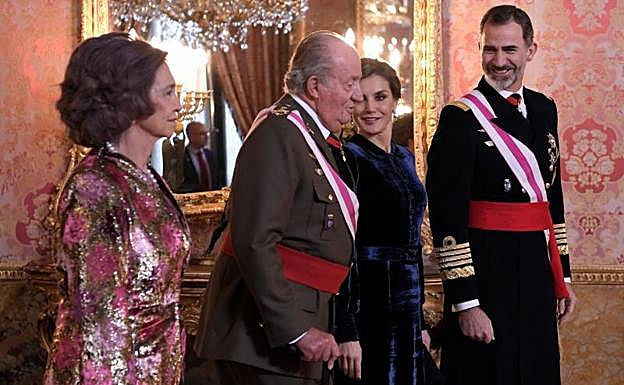 Los Reyes reciben a los asistentes a la Pascua Militar.