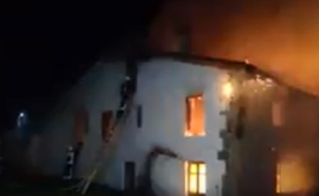 El fuego arrasa una casa en Pontones