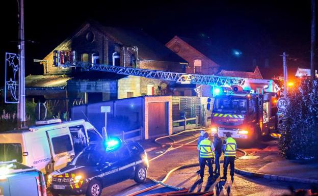 Dotaciones de bomberos en el lugar del incendio.