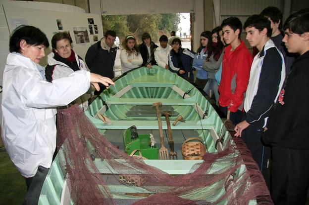 Las mariscadoras de Pedreña explican a los alumnos del Ricardo Bernardo las artes de la mar, como origen previo al deporte de las traineras y el remo.