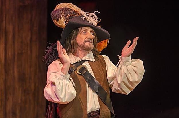 El actor José Luis Gil interpreta a Cyrano de Bergerac, «un personaje hábil con la espada, la palabra y la pluma».