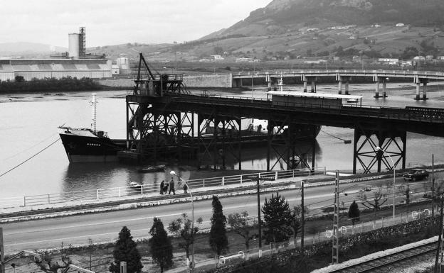 Fotografía de 1981, del barco 'Aurora' cargando mineral en el Cargadero de Orconera, o Puente de los Ingleses.