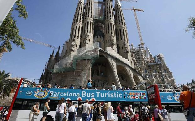 Autobús turístico ante la Basílica de la Sagrada Familia en Barcelona.