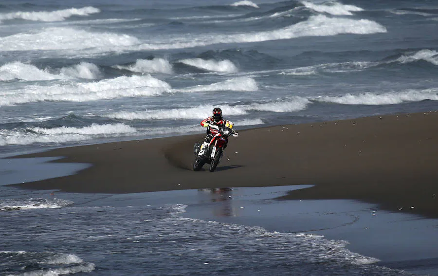 El piloto español Joan Barreda, en acción con su Honda durante la quinta etapa del Dakar. 