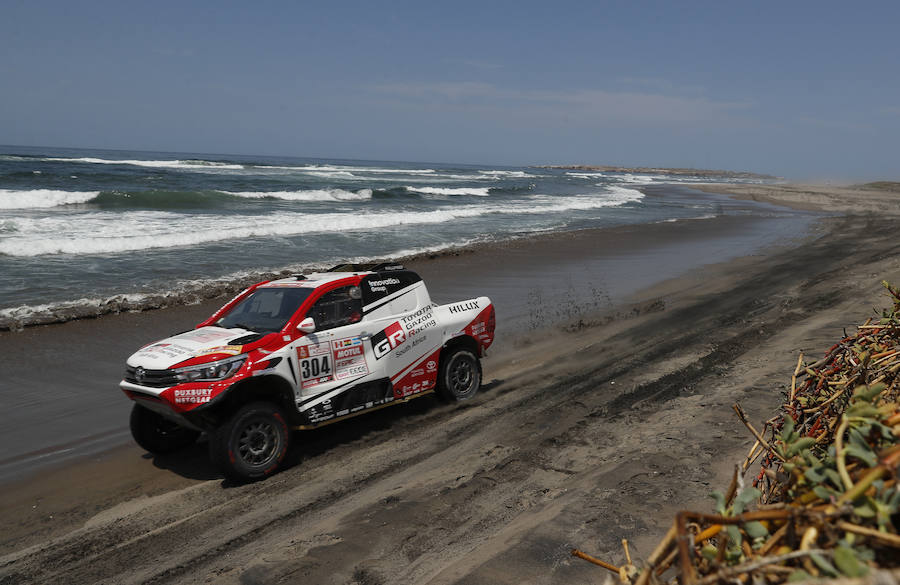 Los pilotos de Toyota Giniel De Villiers, de Sudáfrica, y Dirk Von Zitzewitz, de Alemania, compiten durante la quinta etapa del Dakar. 