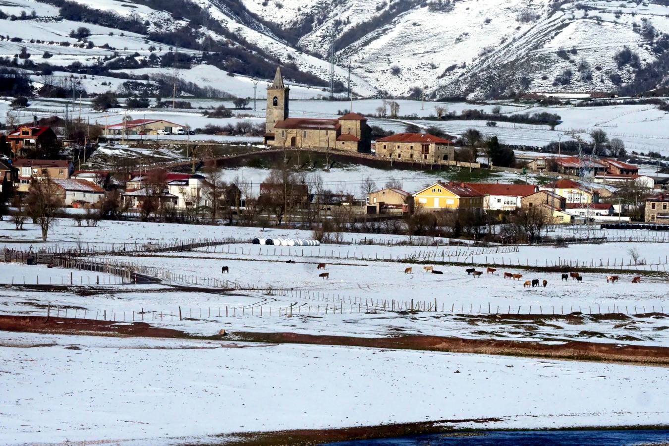 El frío y los temporales matizan de blanco los paisajes del interior de la región.