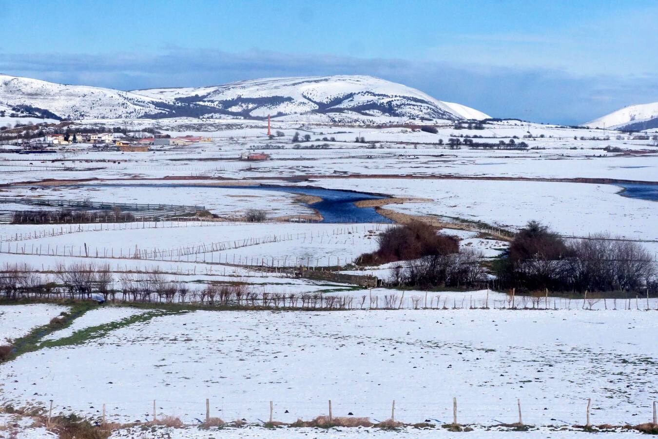 El frío y los temporales matizan de blanco los paisajes del interior de la región.