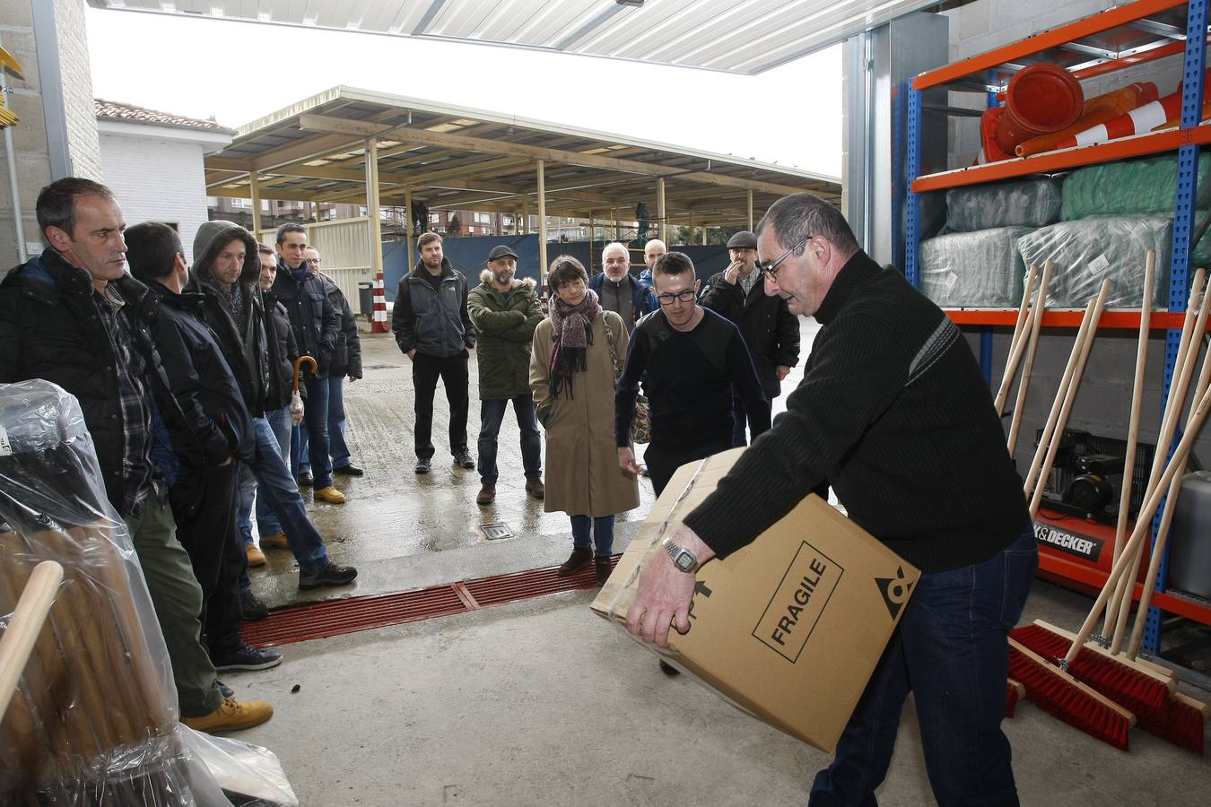 Los 24 nuevos barrenderos de Torrelavega comienzan a trabajar