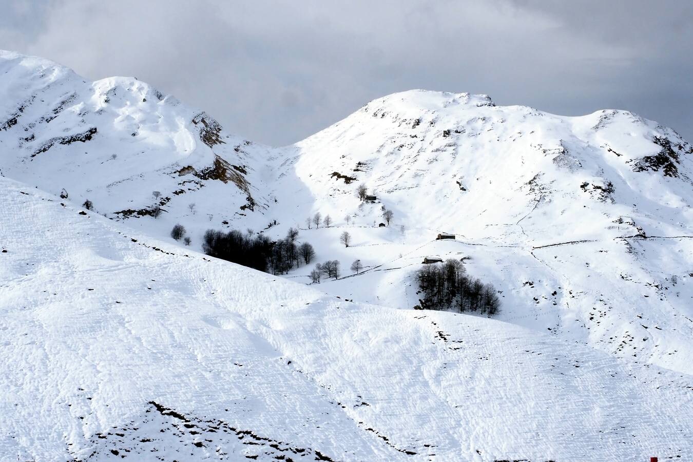 Los últimos teporales mantienen cerrada por nieve la carretera del puerto, al transformado por la nieve y la lluvia. 