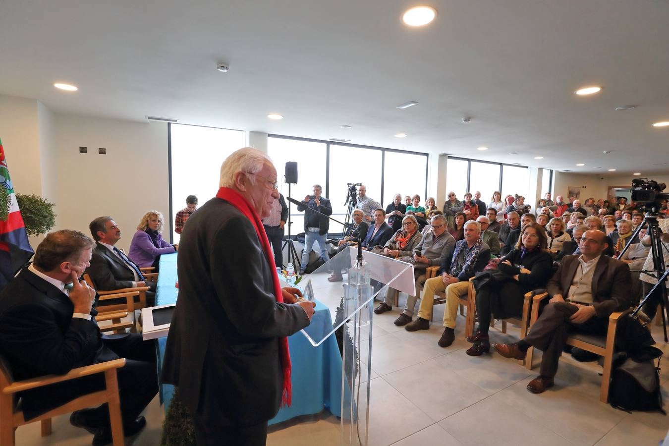 Mensajeros de la Paz, con el padre Ángel a la cabeza, ha inaugurado este jueves en Valdáliga su nueva residencia para personas mayores, una instalación que comenzará a acoger, en aproximadamente un mes, a los primeros residentes y que, tras nueve años de gestación, inicia su andadura con 50 de sus 60 plazas concertadas por el Gobierno de Cantabria.