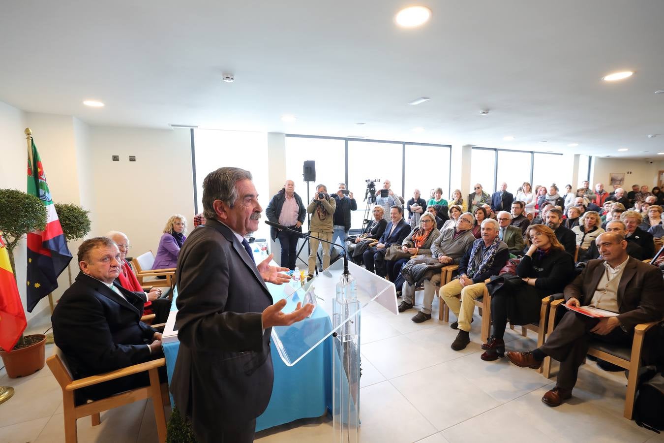 Mensajeros de la Paz, con el padre Ángel a la cabeza, ha inaugurado este jueves en Valdáliga su nueva residencia para personas mayores, una instalación que comenzará a acoger, en aproximadamente un mes, a los primeros residentes y que, tras nueve años de gestación, inicia su andadura con 50 de sus 60 plazas concertadas por el Gobierno de Cantabria.