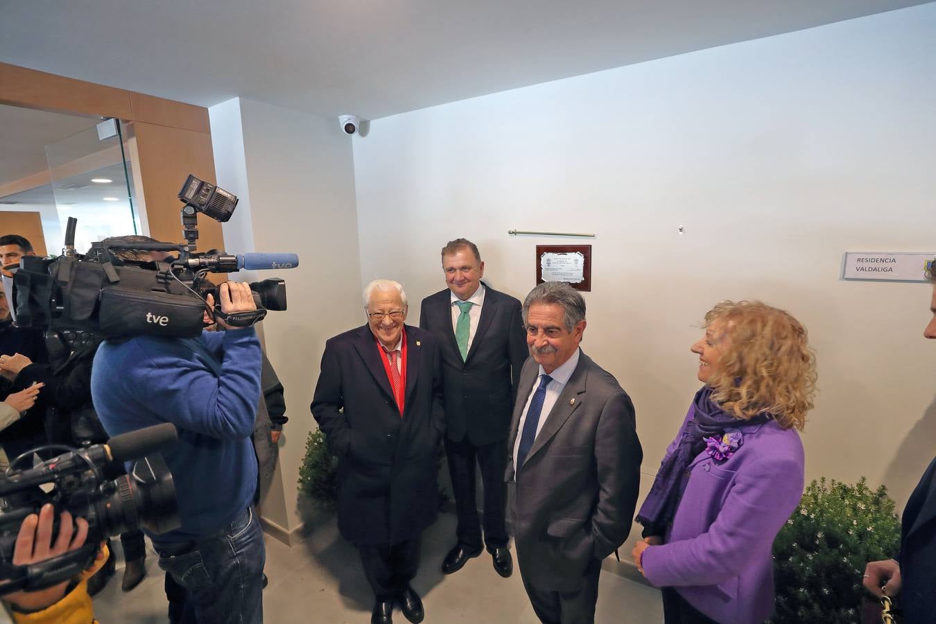 Mensajeros de la Paz, con el padre Ángel a la cabeza, ha inaugurado este jueves en Valdáliga su nueva residencia para personas mayores, una instalación que comenzará a acoger, en aproximadamente un mes, a los primeros residentes y que, tras nueve años de gestación, inicia su andadura con 50 de sus 60 plazas concertadas por el Gobierno de Cantabria.