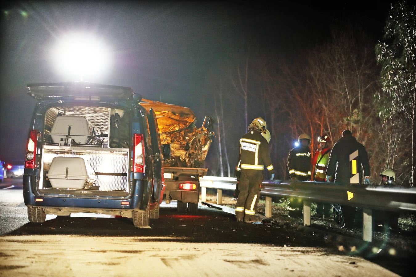 res personas han fallecido esta noche en Cantabria al colisionar frontalmente un vehículo que circulaba en dirección contraria con otro en la autovía A-8, a la altura de Caviedes,