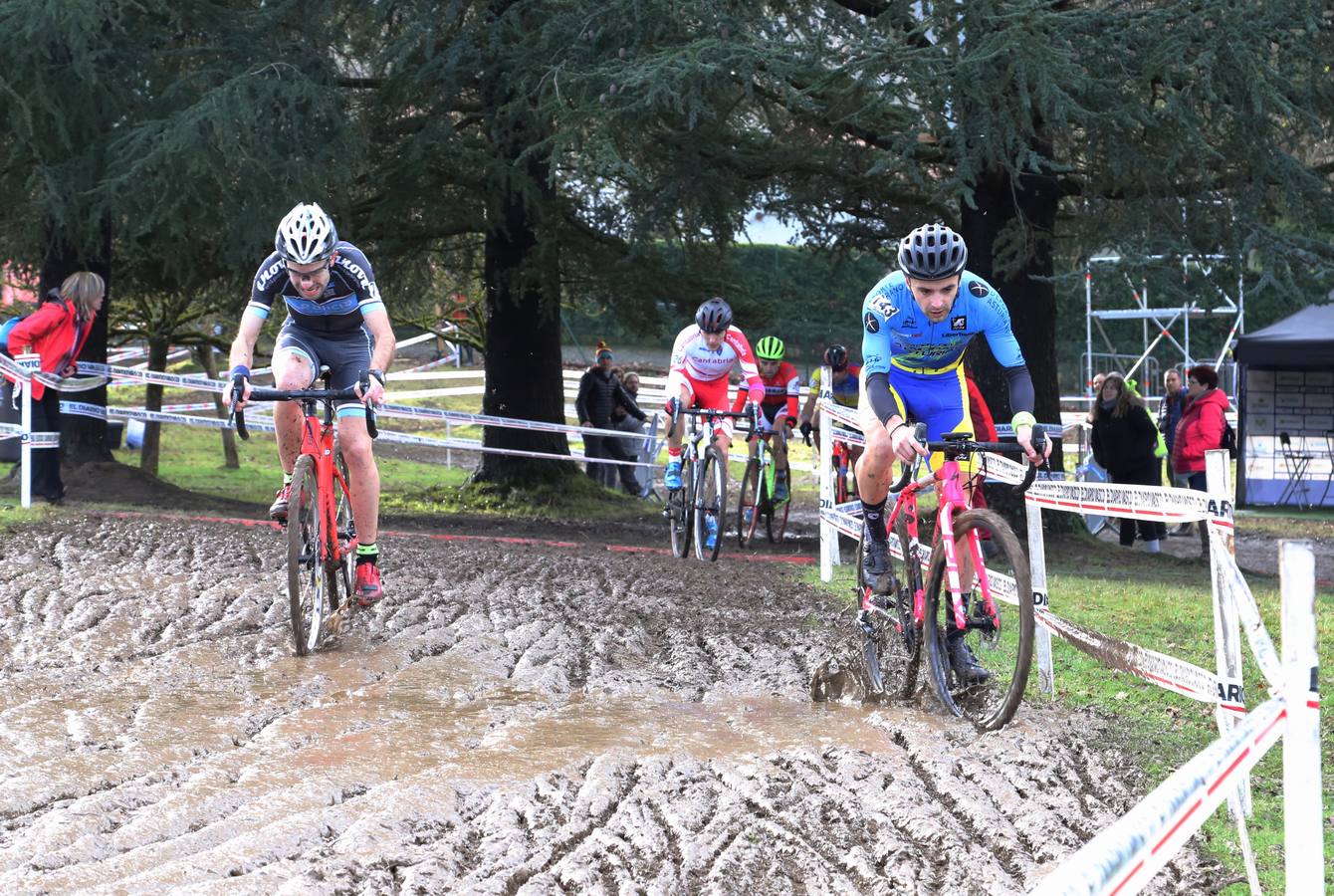 La selección cántabra se ha hecho con la medalla de oro en la prueba de relevos del Campeonato de España de Ciclocross, que se celebra desde el viernes hasta el domingo en la localidad gupuzcoana de Legazpia.