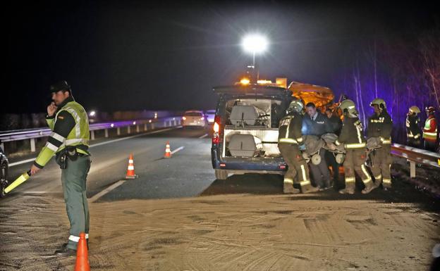 Tres personas mueren en un accidente de tráfico provocado por un kamikaze en la A-8